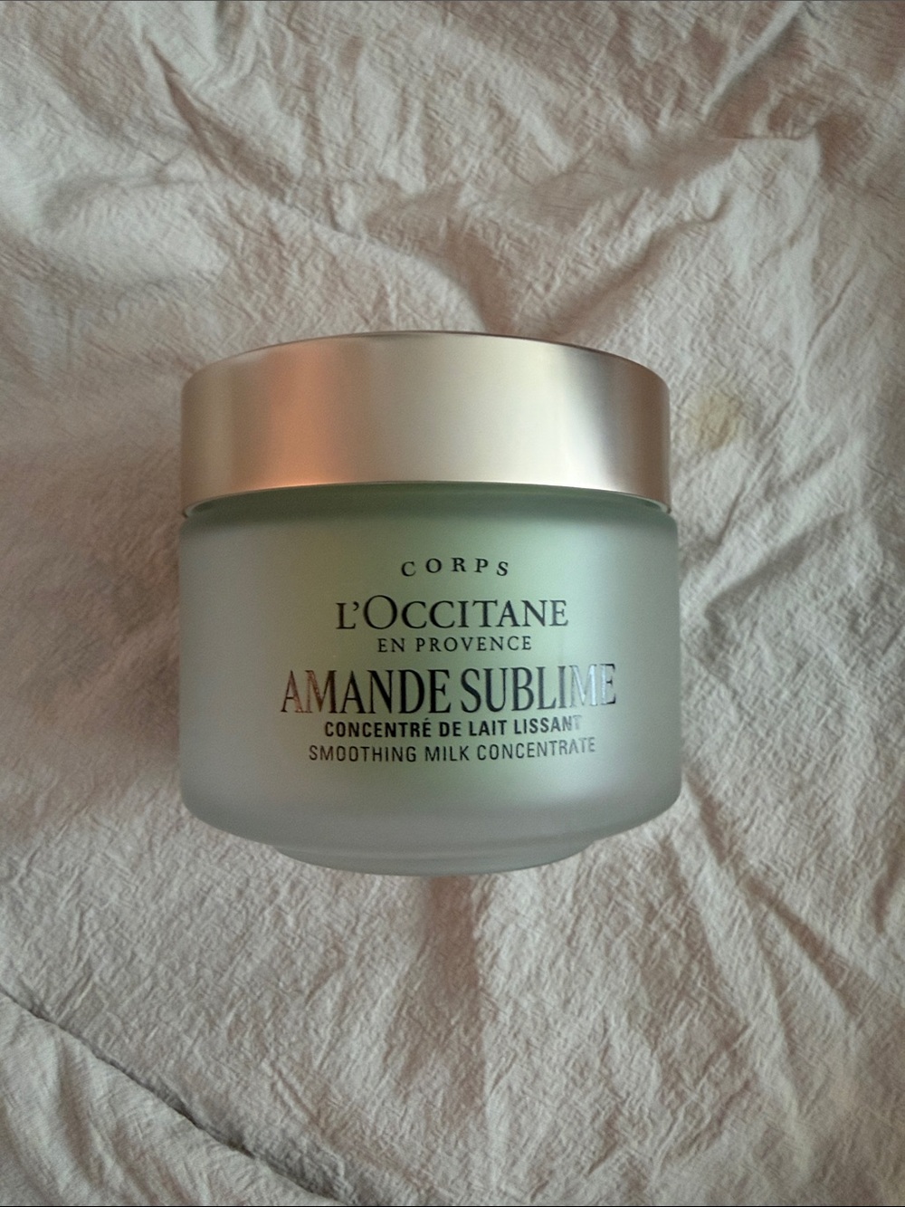 L'OCCITANE Amande Sublime Smoothing Milk Concentrate - Pale Green & Gold - Picture 2 of 3